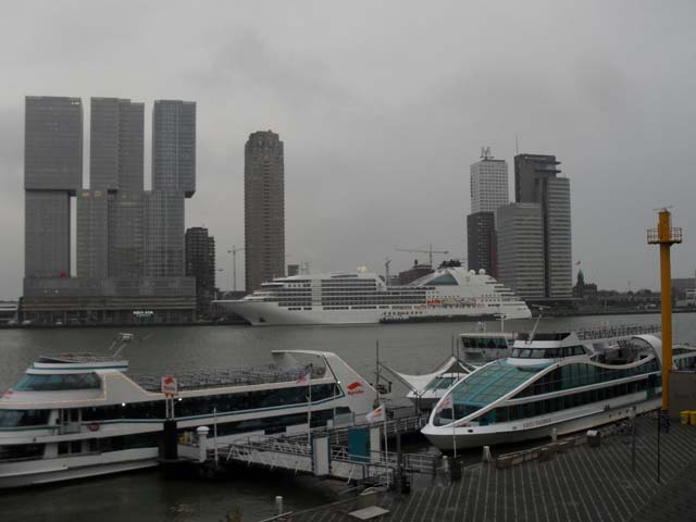 Cruiseschip ms Seabourn Ovation van Cruise & Maritime Voyages aan de Cruise Terminal Rotterdam